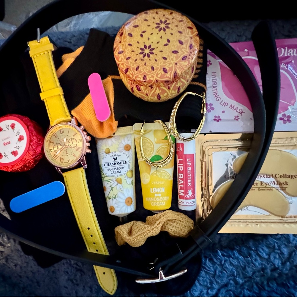 Beautifully crafted NWT aka brand new gift box including tons of stuff: hydratin